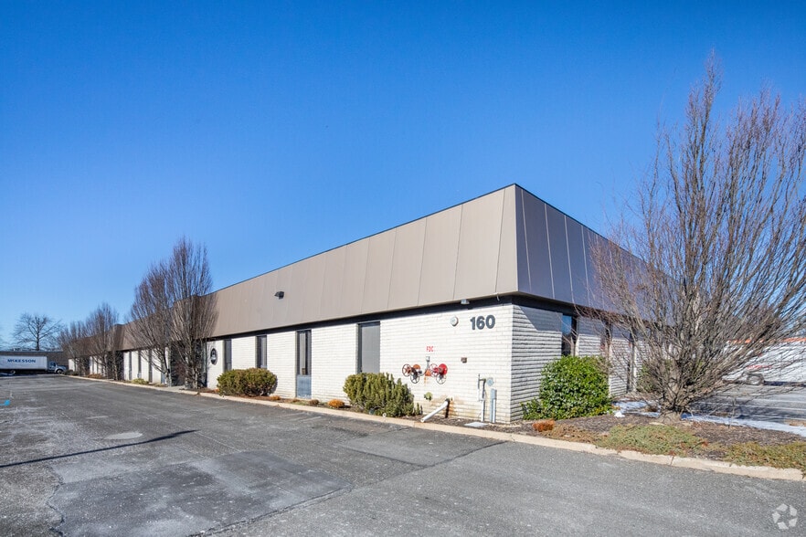 160 Wilbur Pl, Bohemia, NY for sale - Primary Photo - Image 1 of 1