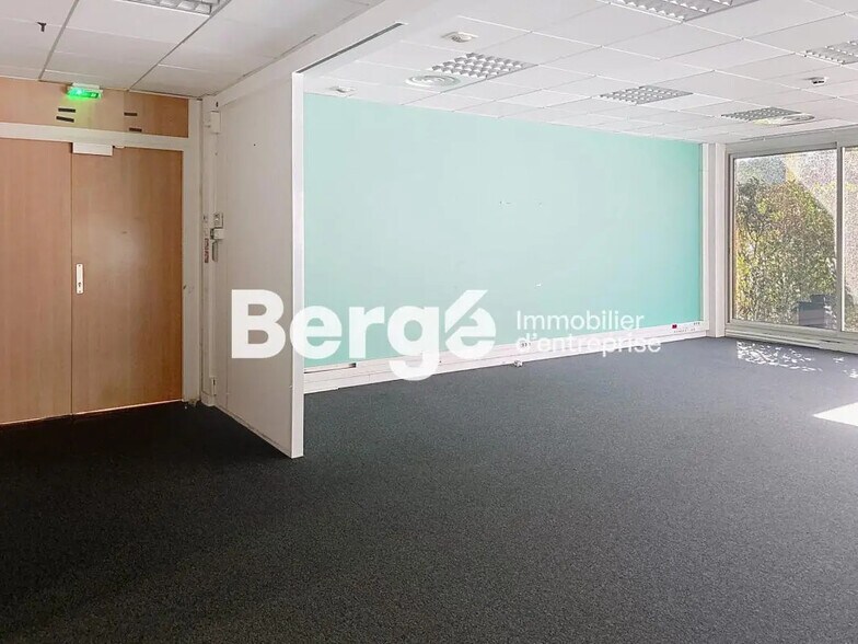 Office in Valbonne for lease - Building Photo - Image 3 of 11