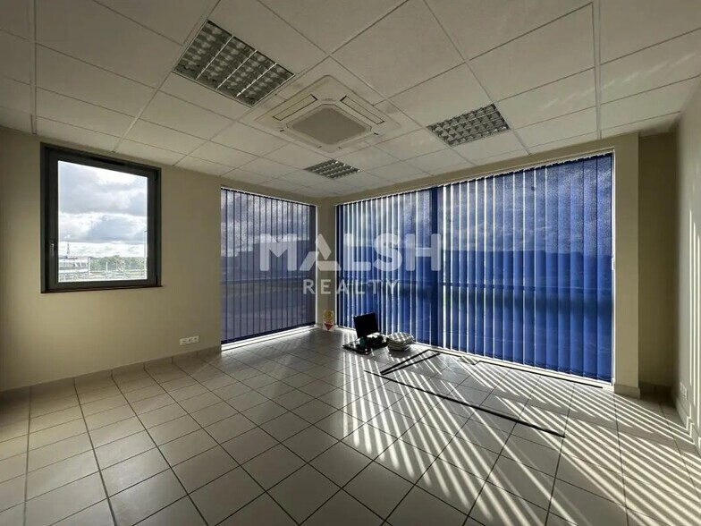 Office in Arnas for lease - Interior Photo - Image 3 of 9