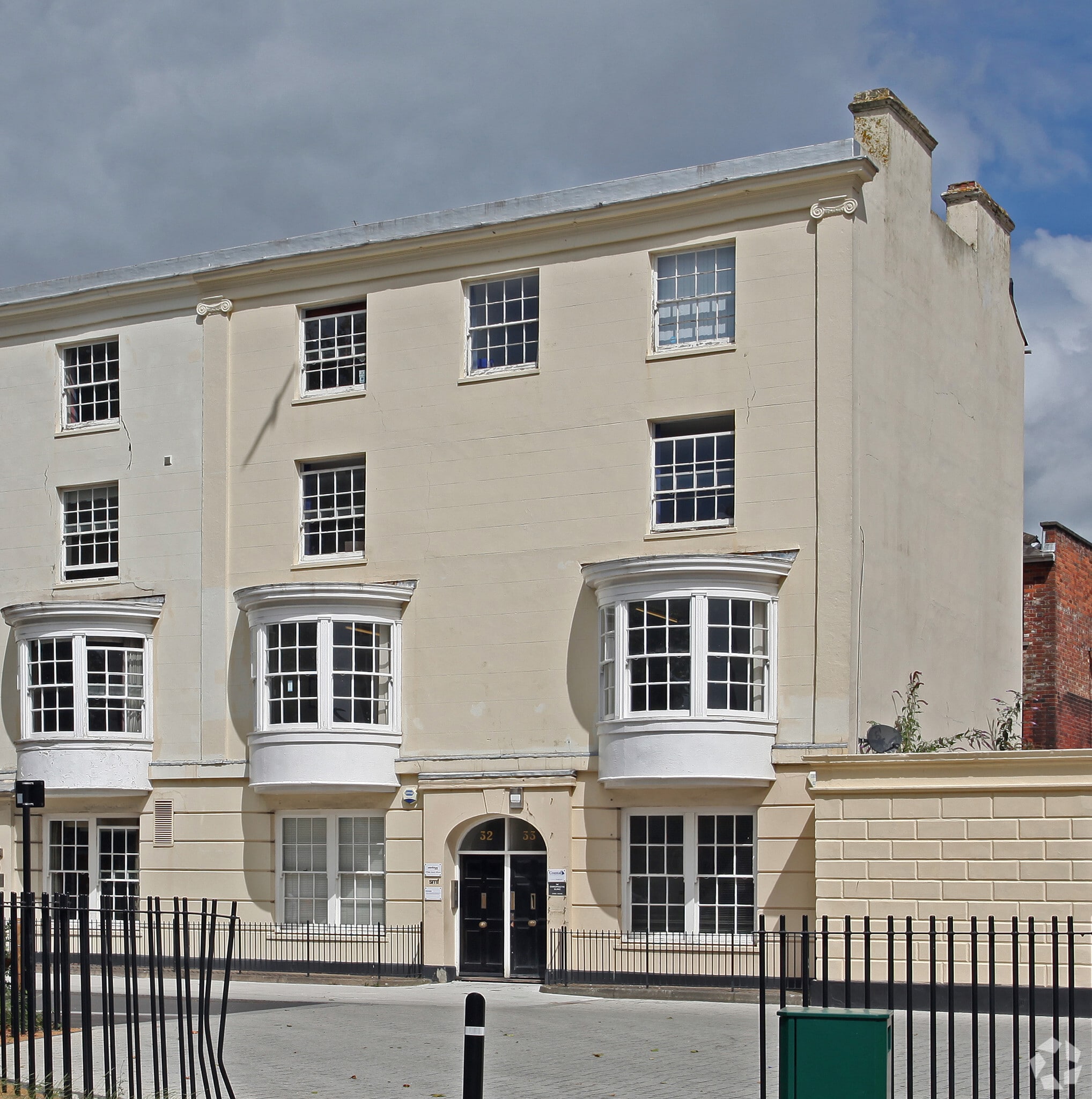 32-33 Queens Ter, Southampton for sale Primary Photo- Image 1 of 1