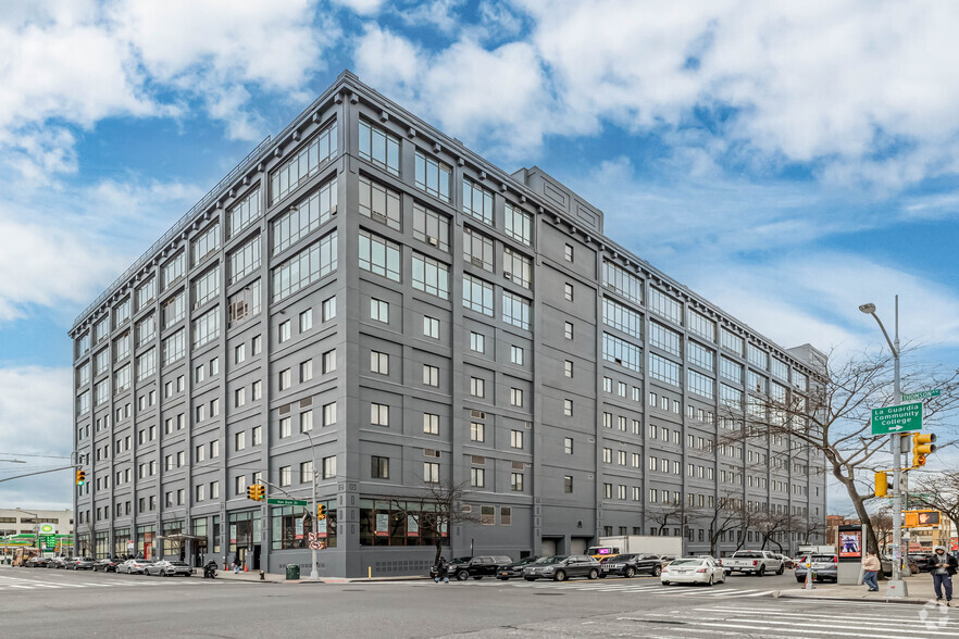 3202 Queens Blvd, Long Island City, NY for lease - Primary Photo - Image 1 of 10