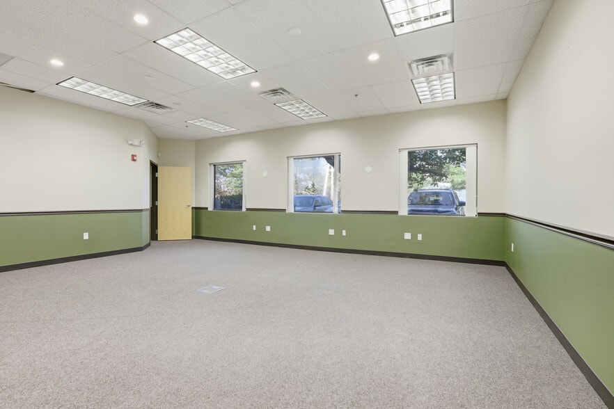 160 Ayer Flex Condos portfolio of 4 properties for sale on LoopNet.com - Interior Photo - Image 2 of 7