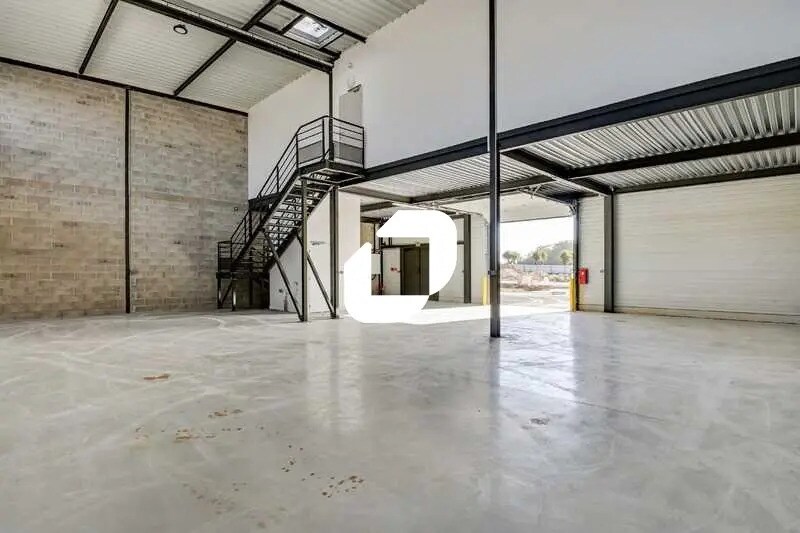 Flex in Marcoussis for lease - Interior Photo - Image 2 of 12