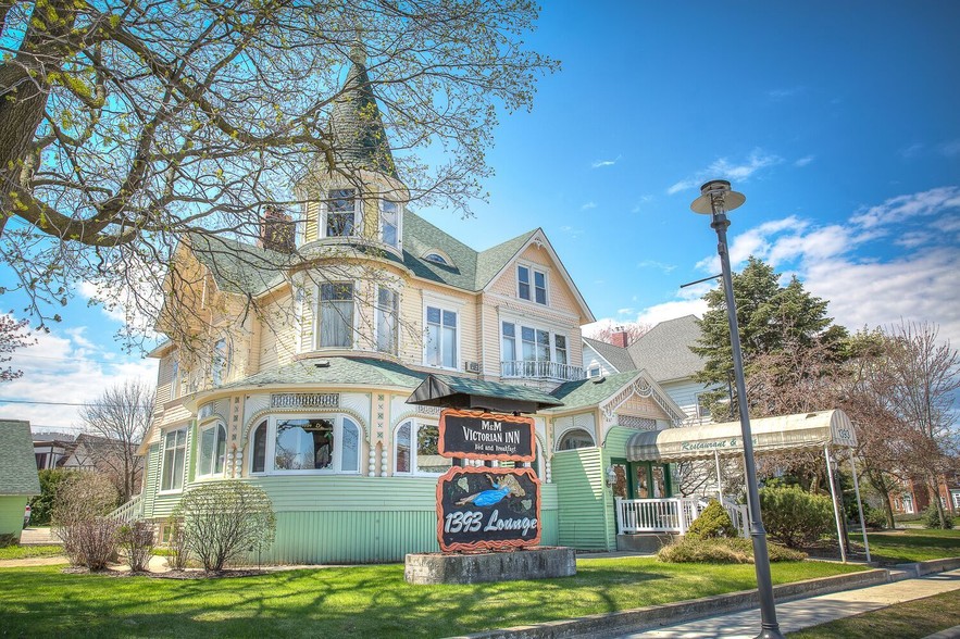 1393 Main St, Marinette, WI for sale - Primary Photo - Image 1 of 1