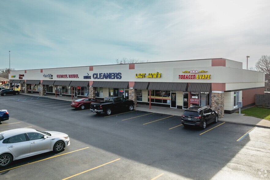 6803-6827 Spring Valley Dr, Holland, OH for lease - Building Photo - Image 2 of 6