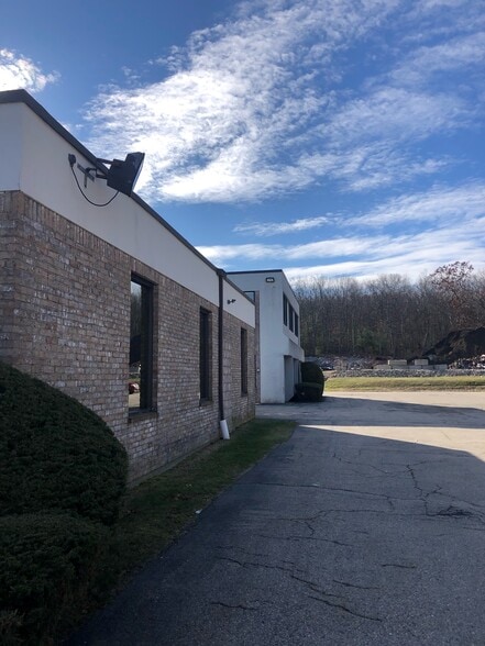 90 Douglas Pike, Smithfield, RI for lease - Building Photo - Image 2 of 4