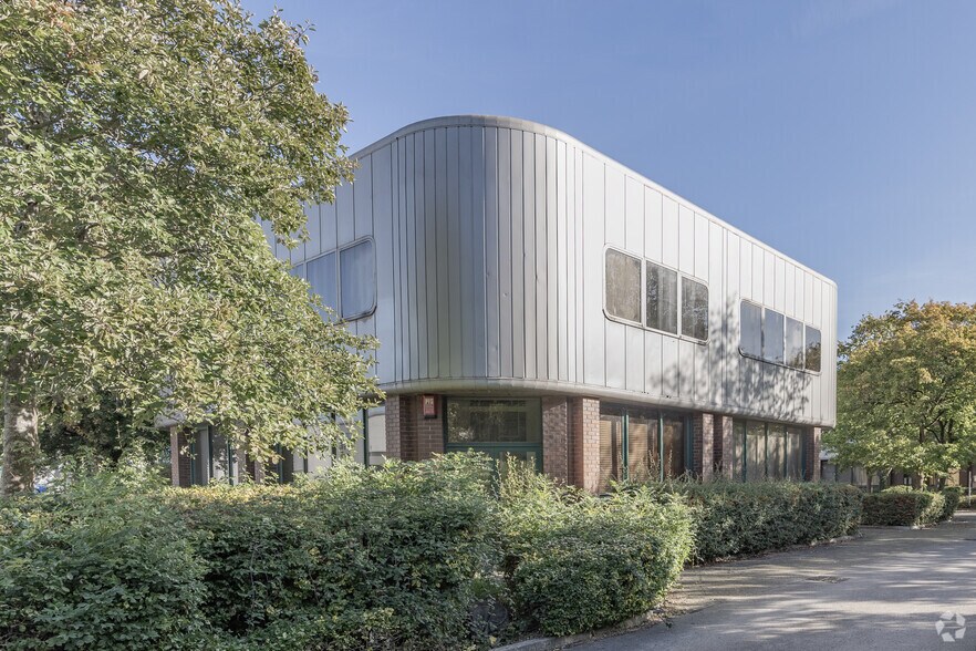 Dorcan Business Centre portfolio of 3 properties for sale on LoopNet.com - Building Photo - Image 3 of 5