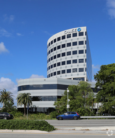 19495 Biscayne Blvd, Aventura, FL for lease - Building Photo - Image 2 of 9