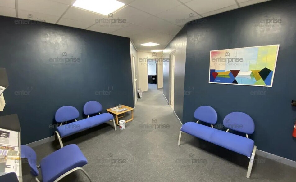 Office in Jaux for lease - Interior Photo - Image 2 of 6