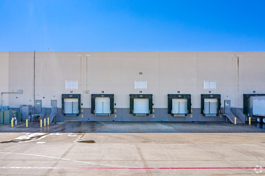 913 Billy Mitchell Blvd, San Antonio, TX for lease - Building Photo - Image 3 of 7