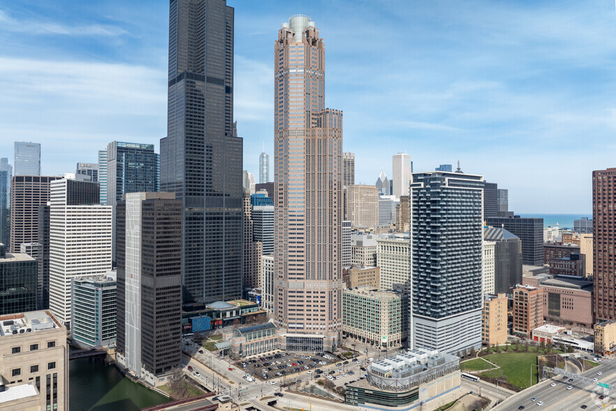 311 S Wacker Dr, Chicago, IL for lease - Building Photo - Image 1 of 31