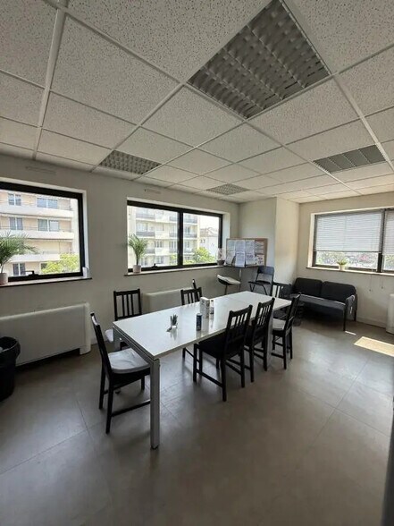 140 Avenue Franklin Roosevelt, Bron for lease - Interior Photo - Image 3 of 7