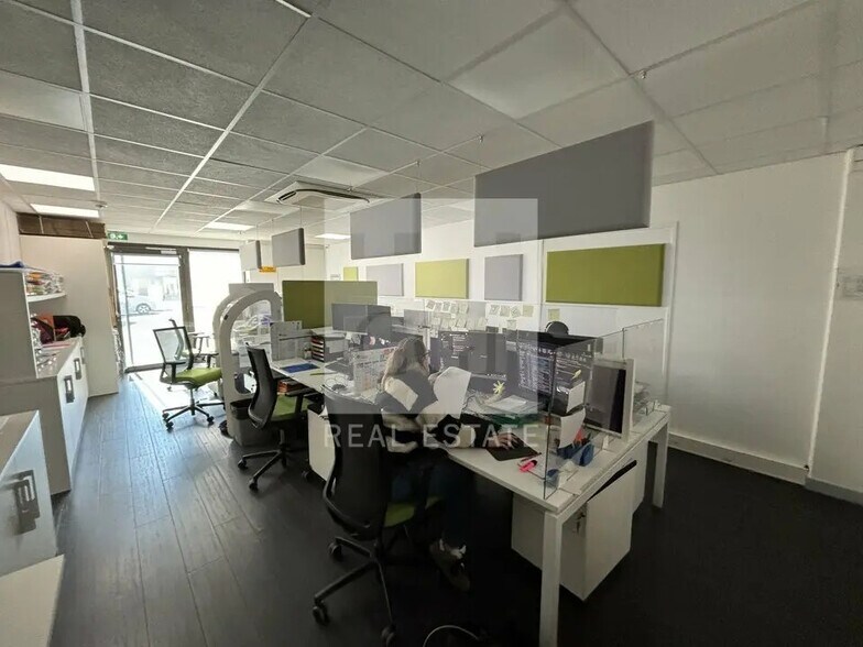 Office in Bron for lease - Interior Photo - Image 2 of 12