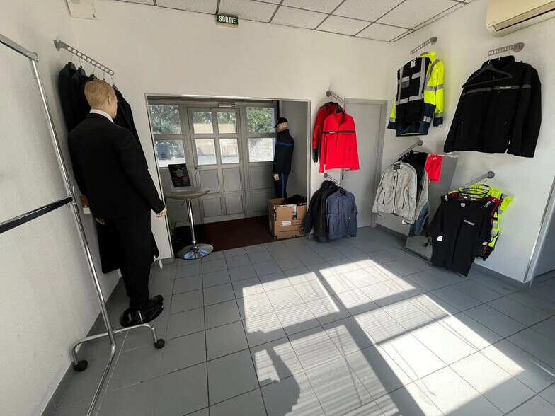 Office in Marseille for lease - Interior Photo - Image 3 of 8