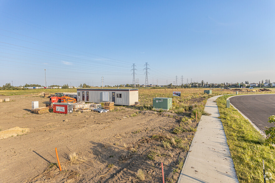 5003 28 St NW, Edmonton, AB for sale - Primary Photo - Image 1 of 4