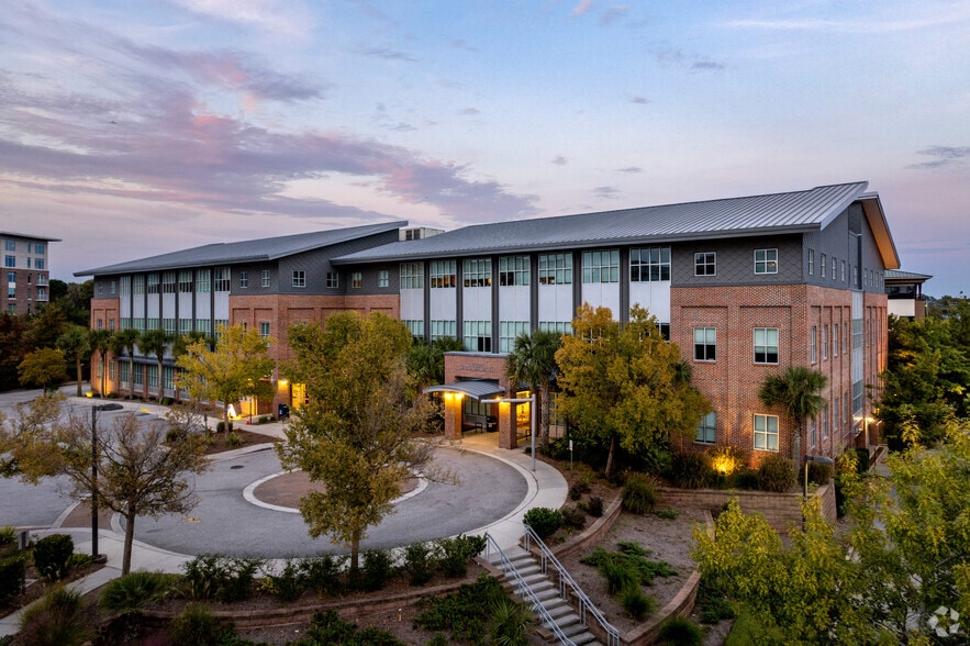 180 Wingo Way, Mount Pleasant, SC for lease - Building Photo - Image 1 of 17