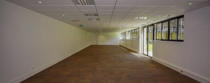 Office in Saint-Rémy-lès-Chevreuse for lease Interior Photo- Image 2 of 5