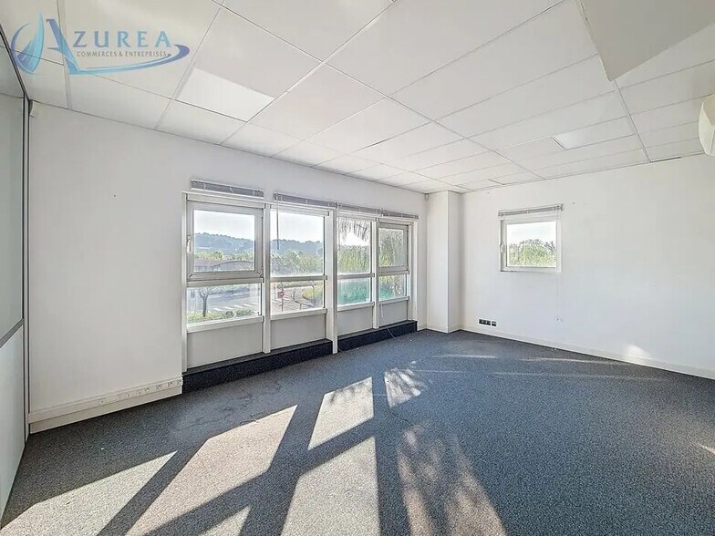 Office in Mandelieu-la-Napoule for lease - Interior Photo - Image 3 of 11