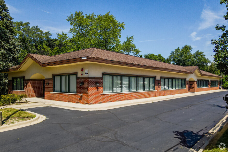 932 N Wright St, Naperville, IL for lease - Primary Photo - Image 1 of 42