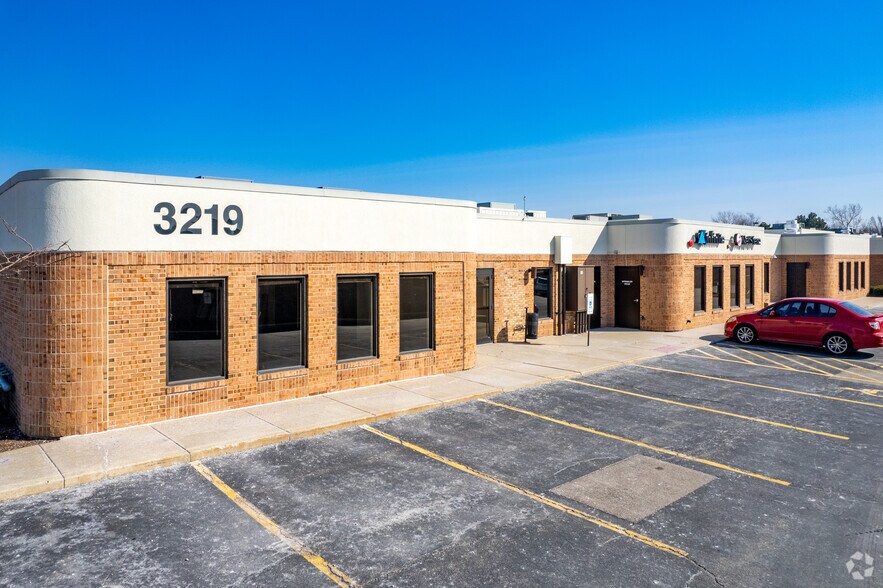 3219 N Wilke Rd, Arlington Heights, IL for lease - Building Photo - Image 3 of 13