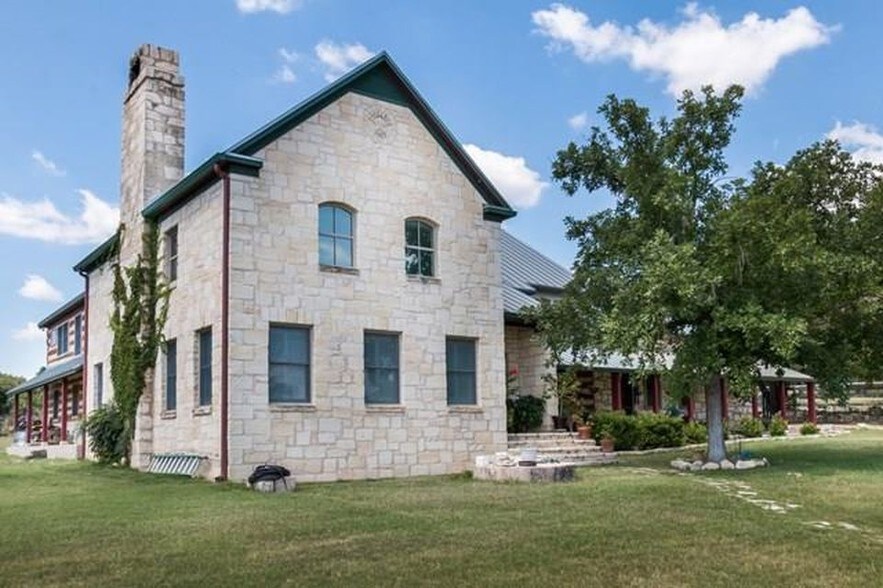 1348 Royal Oaks Loop, Fredericksburg, TX for sale - Primary Photo - Image 1 of 1