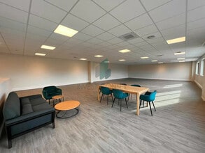 Office in SAINT-OUEN-L'AUMONE for lease Interior Photo- Image 1 of 5