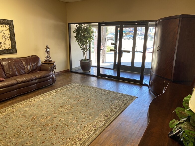 121 W Hickory St, Denton, TX for lease - Interior Photo - Image 3 of 5