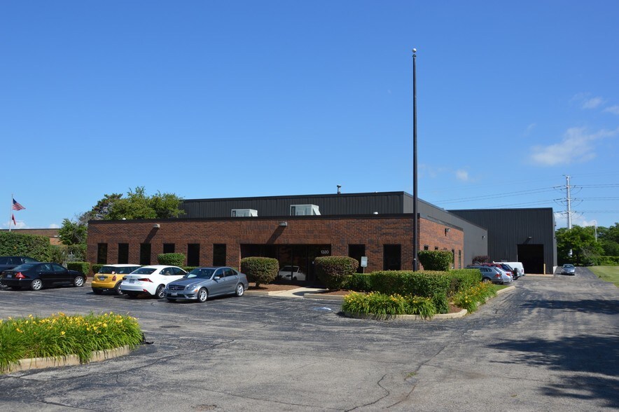 1320 Holmes Rd, Elgin, IL for sale - Primary Photo - Image 1 of 1