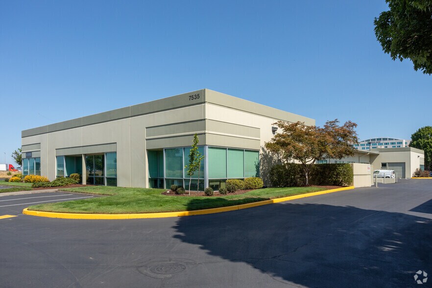 7535 NE Ambassador Pl, Portland, OR for sale - Building Photo - Image 2 of 4