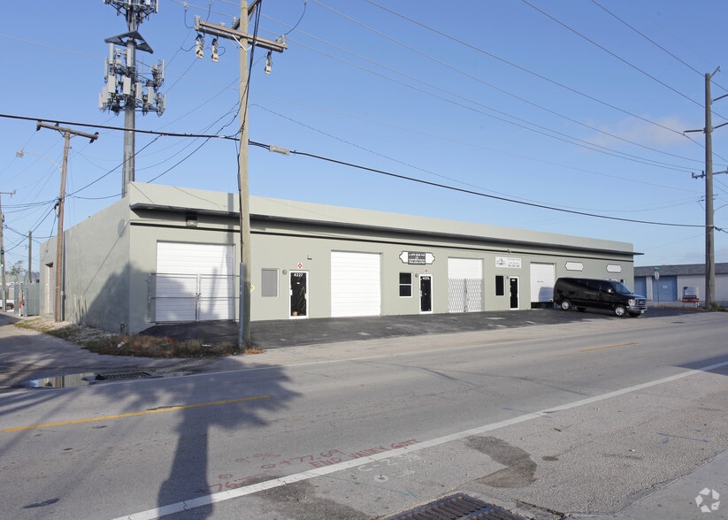 4227-4235 NE 6th Ave, Oakland Park, FL for lease - Building Photo - Image 3 of 6