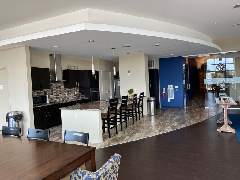 115 E Walnut St, Green Bay, WI for lease - Interior Photo - Image 3 of 5