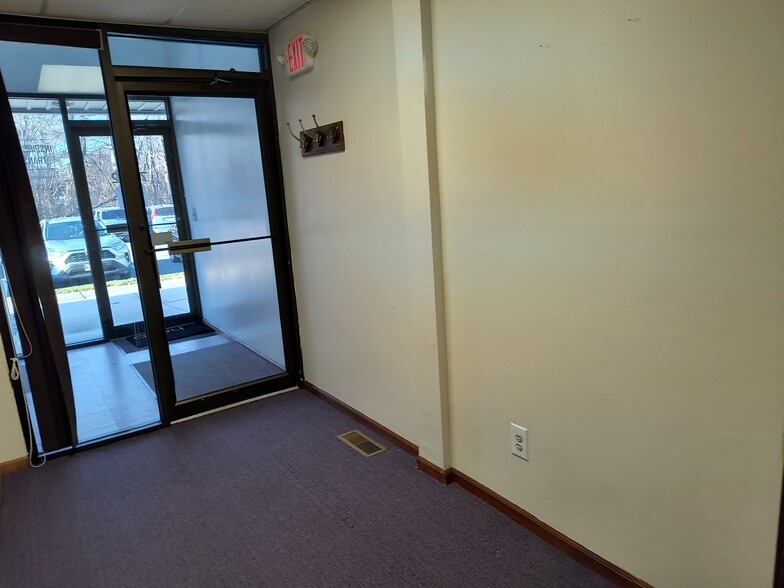 67-74 Brunswick Woods Dr, East Brunswick, NJ for lease - Lobby - Image 2 of 12