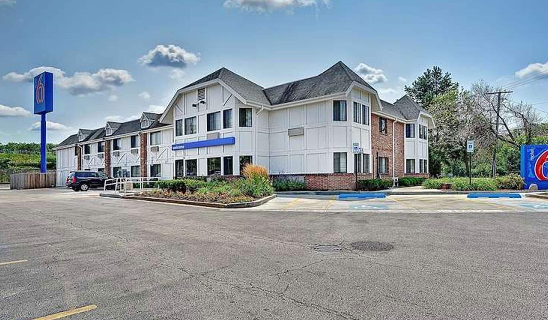 1535 W Milwaukee Ave, Glenview, IL 60025 Hospitality for Sale