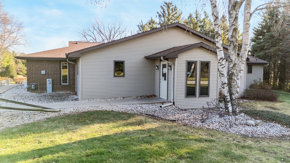 645 Hawthorne Dr, Omro, WI for sale - Building Photo - Image 2 of 34