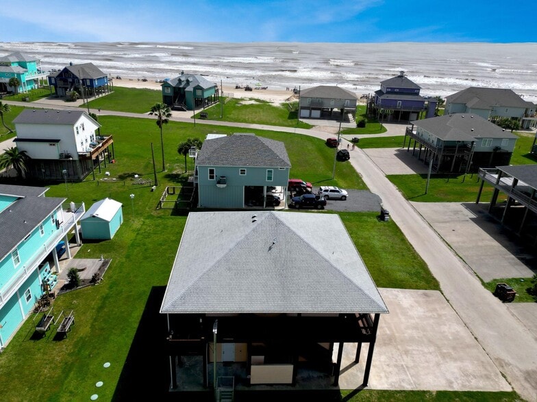 944 Raymond, Crystal Beach, TX for sale - Building Photo - Image 2 of 52