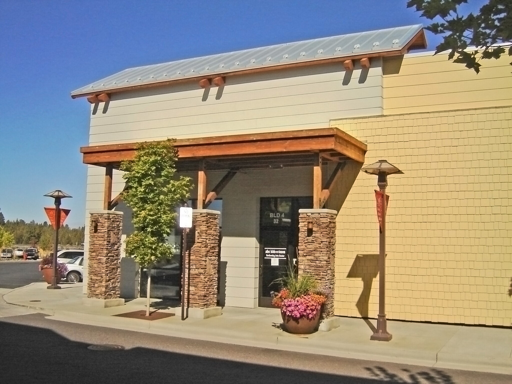 Cascade Village Shopping Center Bend Oregon - nuuc73j