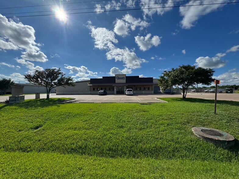 8316 Lone Tree Rd, Victoria, TX for sale - Building Photo - Image 1 of 53