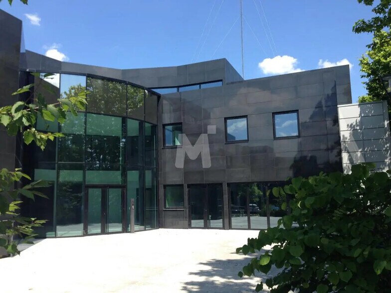 Flex in Grigny for sale - Building Photo - Image 2 of 14