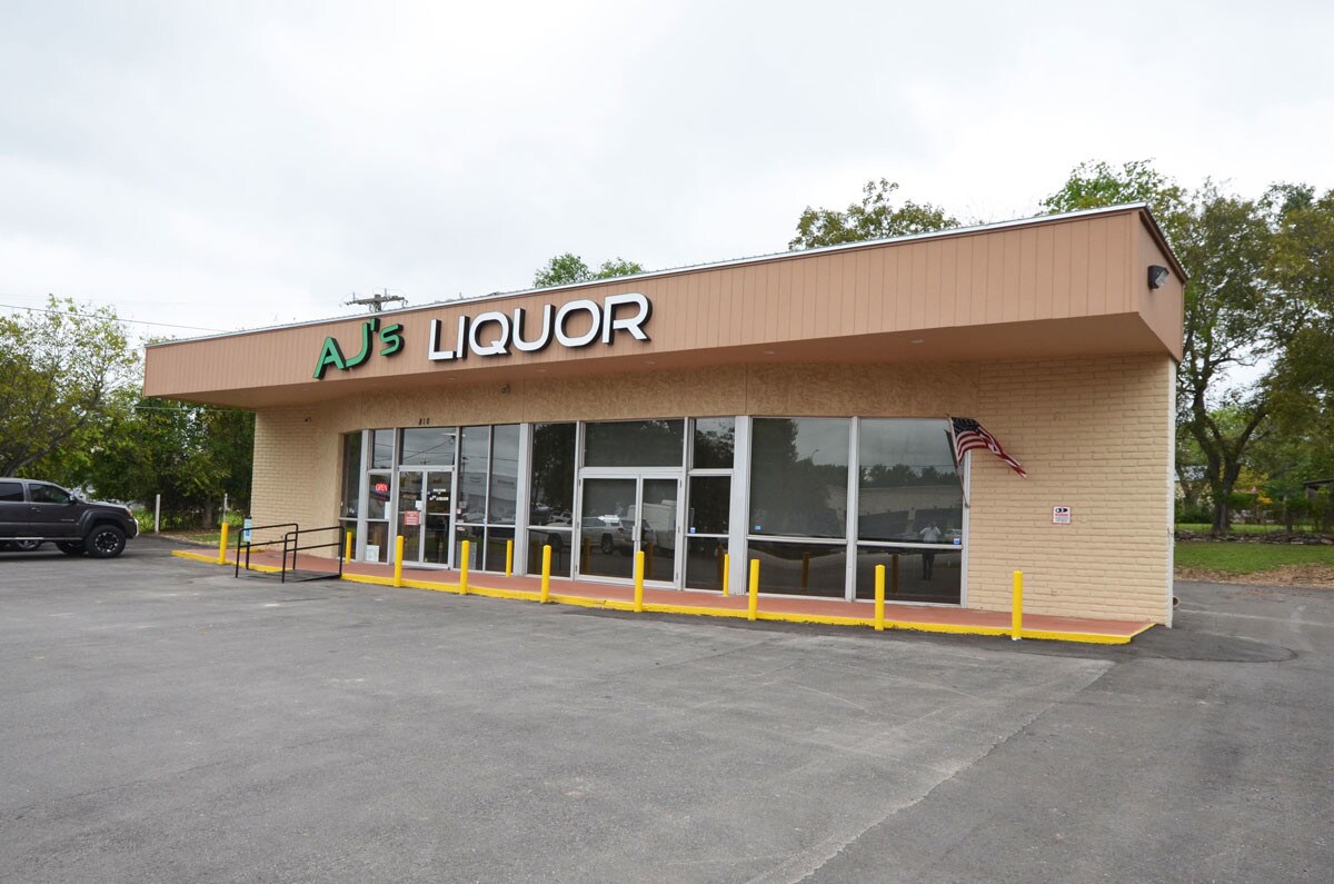 810 W Main St, Fredericksburg, TX for sale Primary Photo- Image 1 of 1