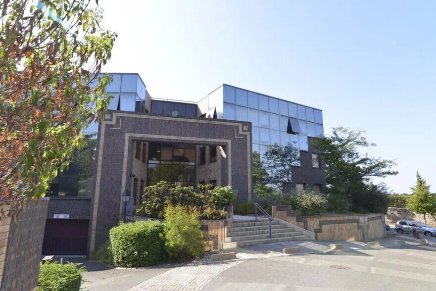 Office in Saint-Germain-en-Laye for lease - Building Photo - Image 1 of 29