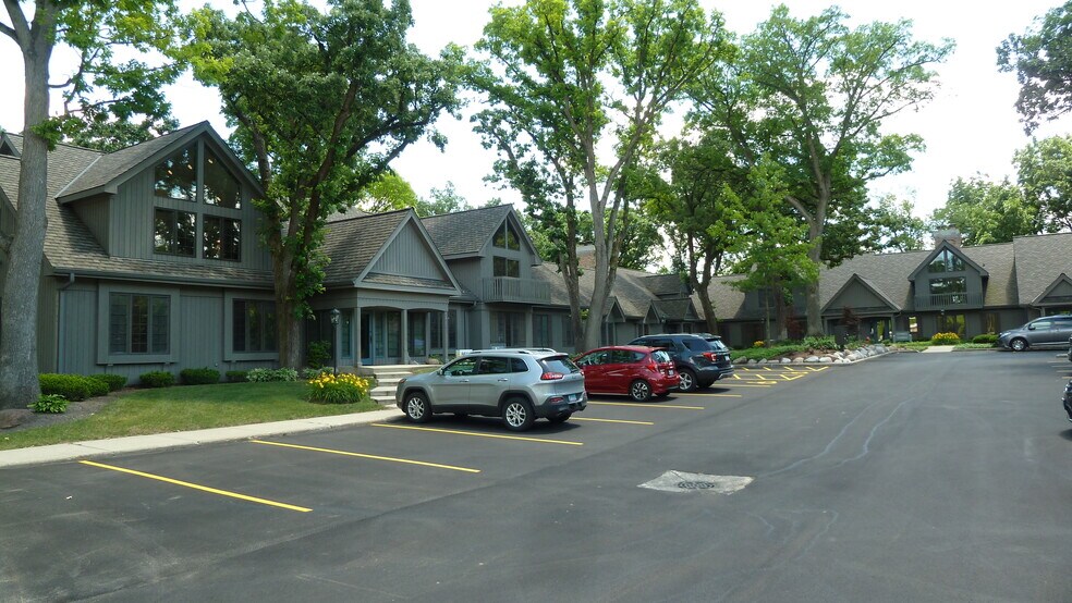 475 W Terra Cotta Ave, Crystal Lake, IL 60014