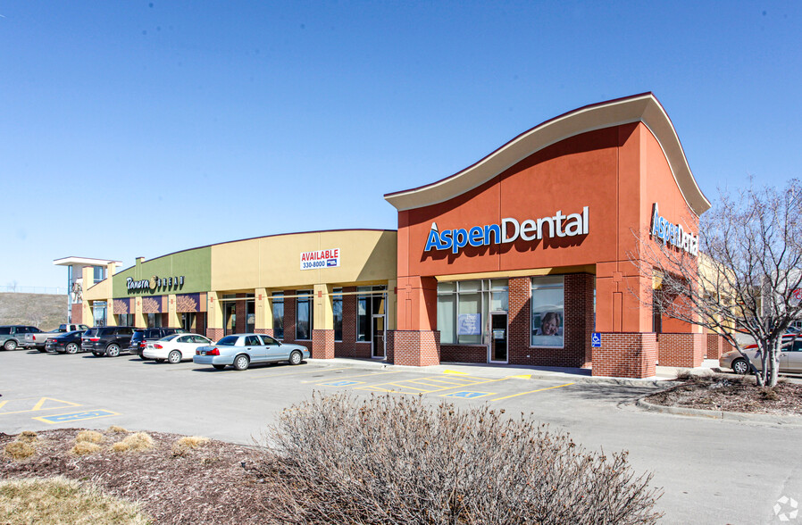3205-3225 Oak View Dr, Omaha, NE for lease - Building Photo - Image 1 of 3