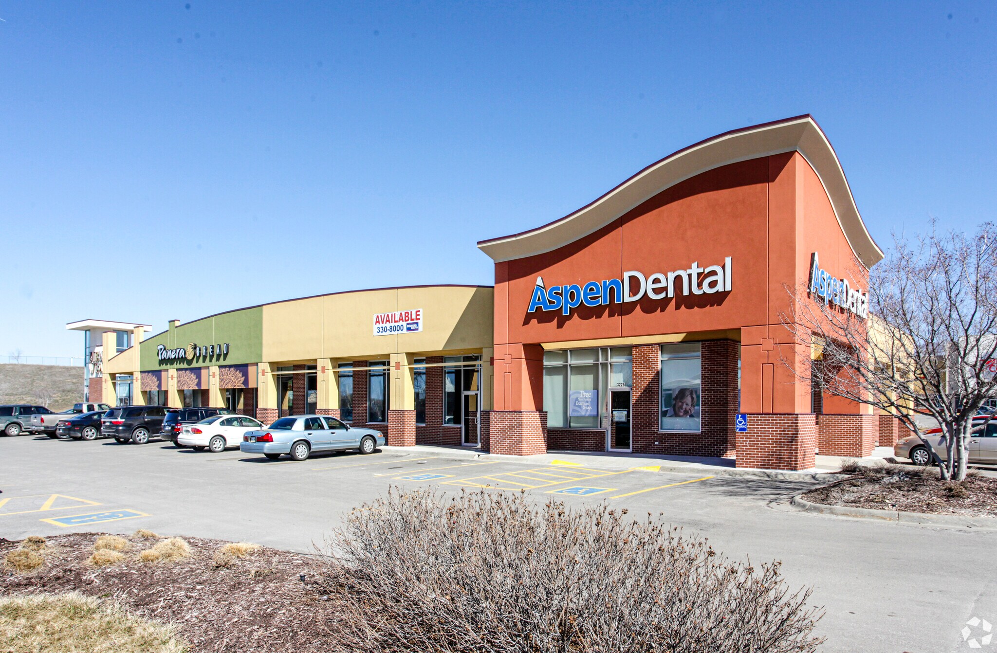 3205-3225 Oak View Dr, Omaha, NE for lease Building Photo- Image 1 of 4