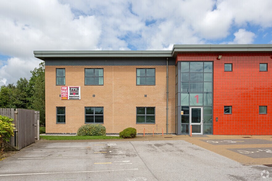 Priory Park E, Hull for lease - Building Photo - Image 2 of 8