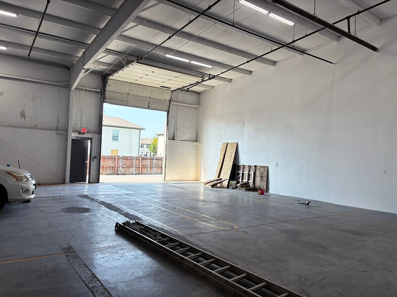 5001 Crown Manor Pl, Louisville, KY for lease - Interior Photo - Image 2 of 21