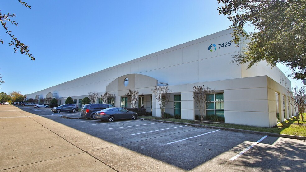 7425 Pinemont Dr, Houston, TX for lease - Primary Photo - Image 1 of 8