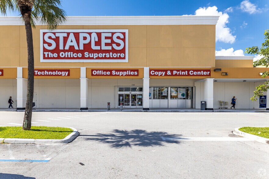 1630 1738 W 49th St Hialeah Fl 33012 Westland Commons Loopnet Com