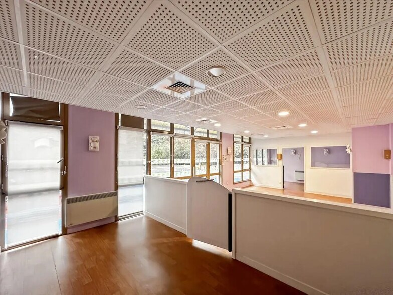 Office in Paris for lease - Building Photo - Image 2 of 9