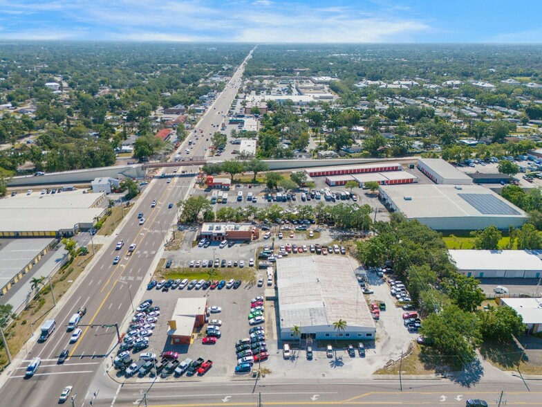 Sawyer / Bee Ridge Offering portfolio of 3 properties for sale on LoopNet.com - Building Photo - Image 2 of 7