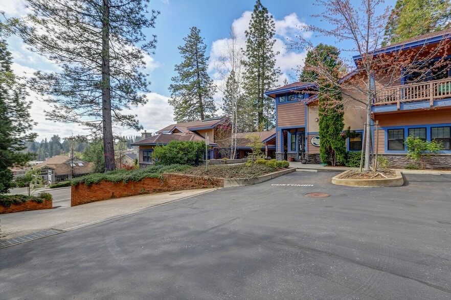 1740 E Main St, Grass Valley, CA for lease - Building Photo - Image 2 of 26